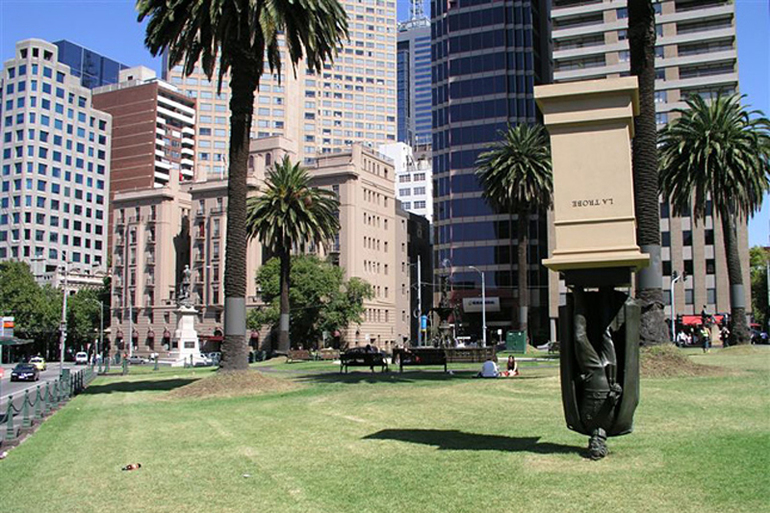 Памятник Чарльзу Ла Тробе в Австралии