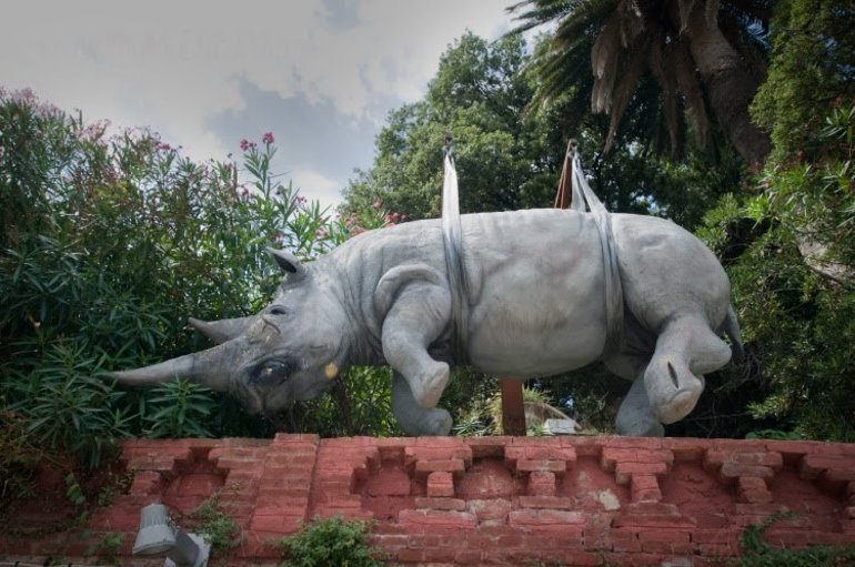 Памятник «Висящий носорог»