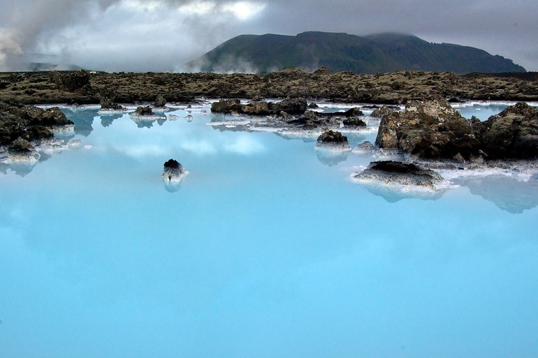 Завораживающая туристов красота Голубой лагуны в Исландии