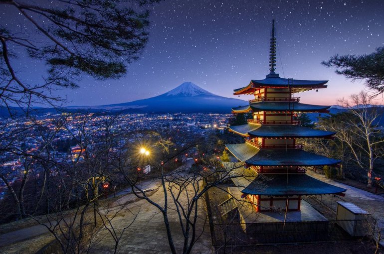 Самые впечатляющие храмы Японии: популярные места среди верующих