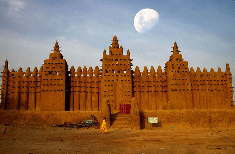 Чем Великая мечеть Дженне в Мали так привлекает туристов со всего мира
