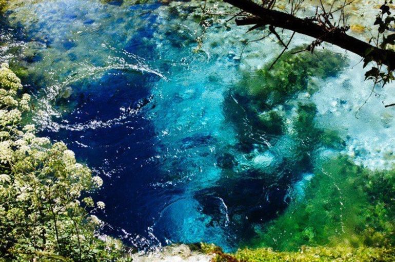 Уникальное природное зрелище — источник Syri i kaltër в Албании