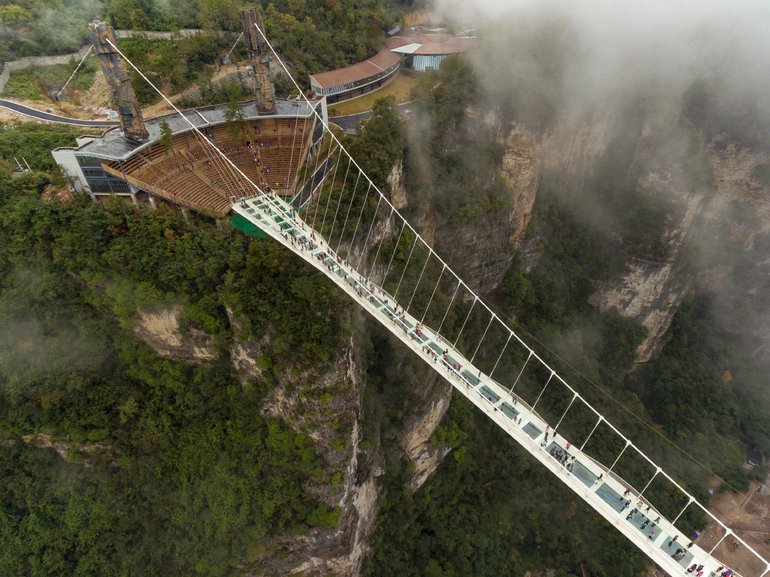 Переправа не для всех китайский стеклянный мост в парке чжанцзяцзе