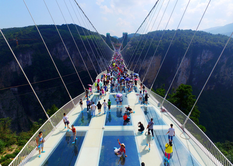 Стеклянный мост в парке чжанцзяцзе