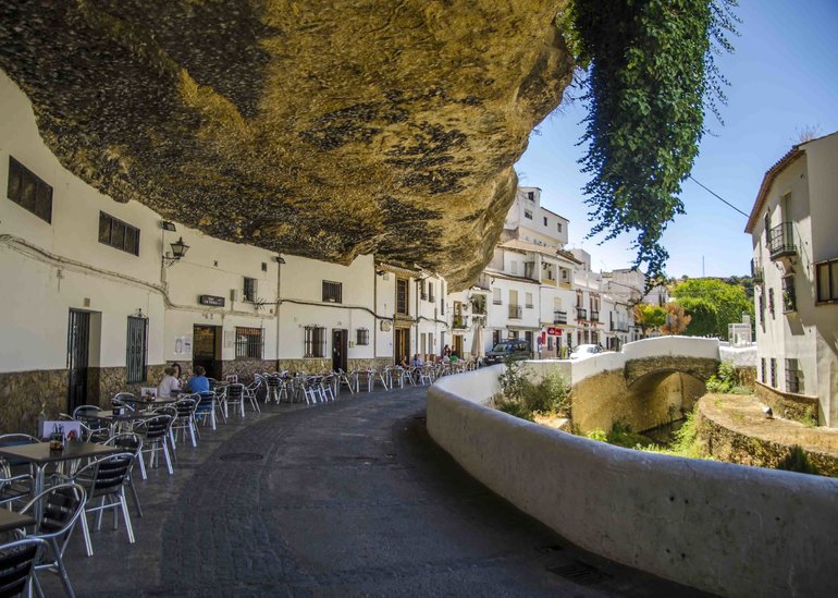 Каменные глыбы испанского городка Сетениль-де-лас-Бодегас и спрятанные за ними красоты