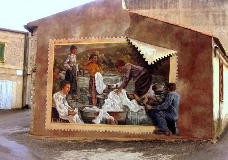 Изучение истории и быта жителей острова по изображениям на стенах домов в городке Оргозоло 