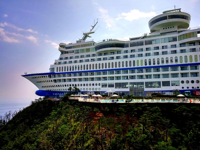 Необычный отель из круизного лайнера Sun Cruise Resort