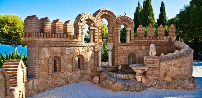 Замок Castillo De Colomares «Кулебрийский фонтан»