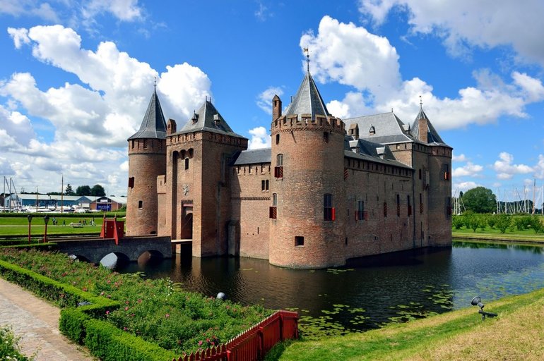 Средневековый замок Muiderslot в Нидерландах