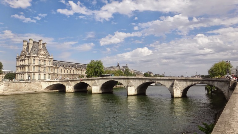 Старый каменный мост Мари  в париже